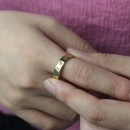 Personalisierter Gravur Namensring aus 18 Karat vergoldetem Material