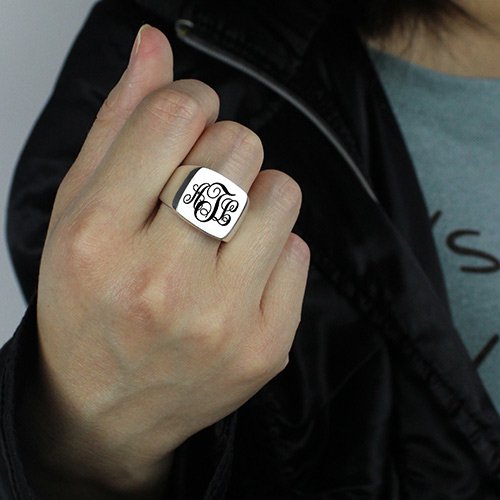 Personalisierter Siegelring aus Sterlingsilber mit Monogramm