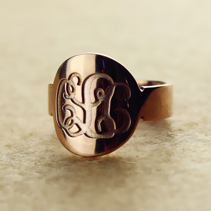 Personalisierter Ring aus festem Rose Gold mit eingraviertem Monogramm Initial - Hochwertiges Schmuckst&uuml;ck