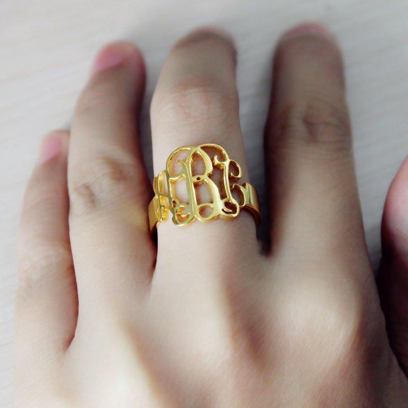 Personalisierter Monogramm Ring aus massivem Gold