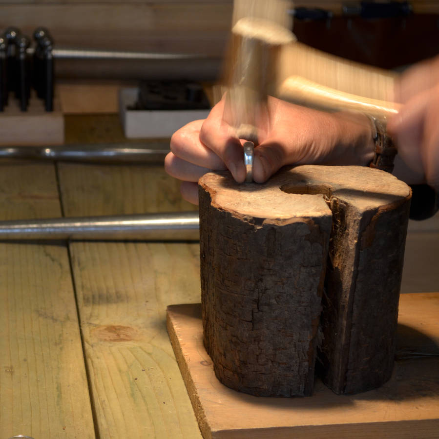 Handgemachter silberner Wellenf&ouml;rmiger Ehering - Hochwertiger handgefertigter Schmuck